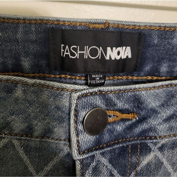 Fashion Nova Grunge Streetwear Medium Wash Long Baggy Leg Jeans, Junior 11 - Picture 8 of 9